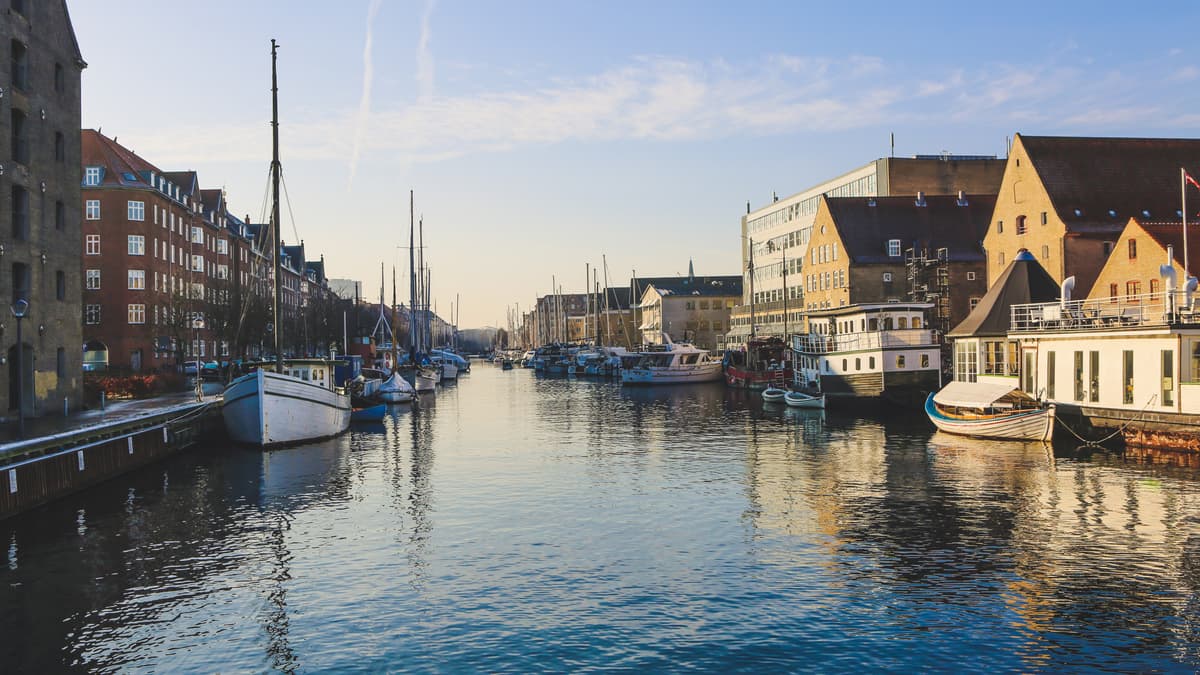 Dansk landskab med charmerende hoteller